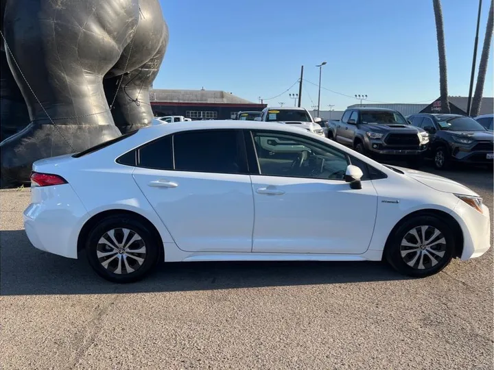 WHITE, 2020 TOYOTA COROLLA HYBRID Image 6