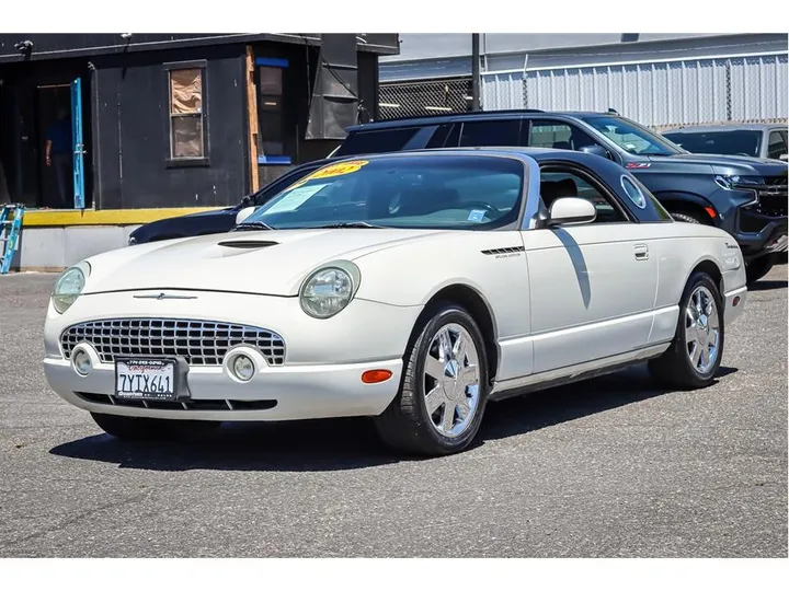 WHITE, 2002 FORD THUNDERBIRD Image 1