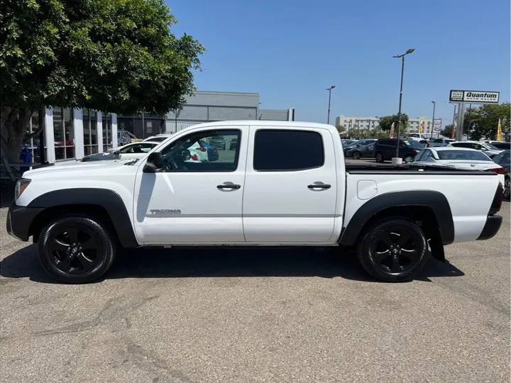 WHITE, 2015 TOYOTA TACOMA DOUBLE CAB Image 2