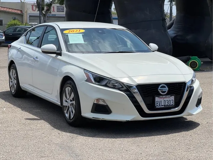 WHITE, 2021 NISSAN ALTIMA Image 6