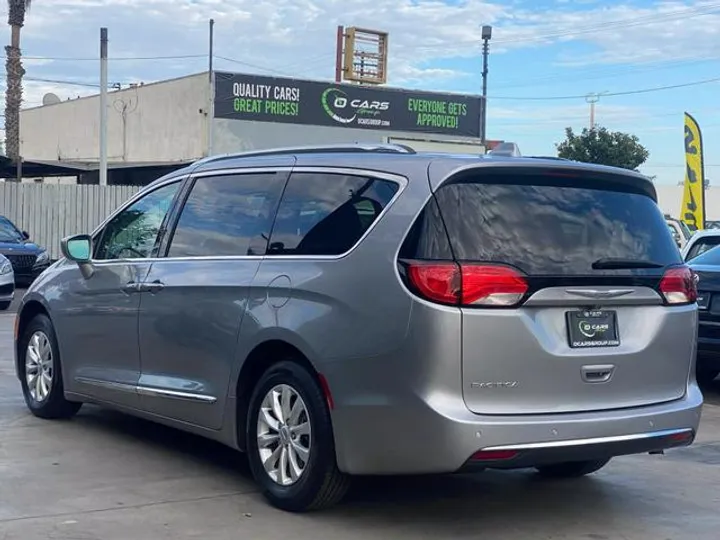 SILVER, 2018 CHRYSLER PACIFICA Image 4