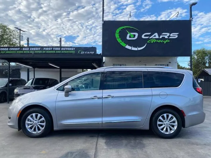 SILVER, 2018 CHRYSLER PACIFICA Image 3