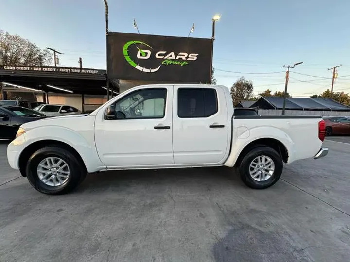 WHITE, 2019 NISSAN FRONTIER CREW CAB Image 3