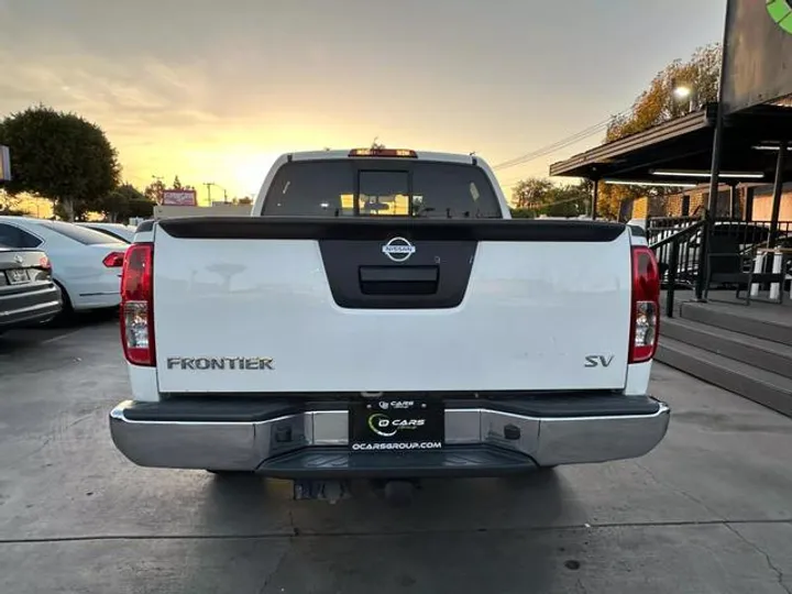 WHITE, 2019 NISSAN FRONTIER CREW CAB Image 5