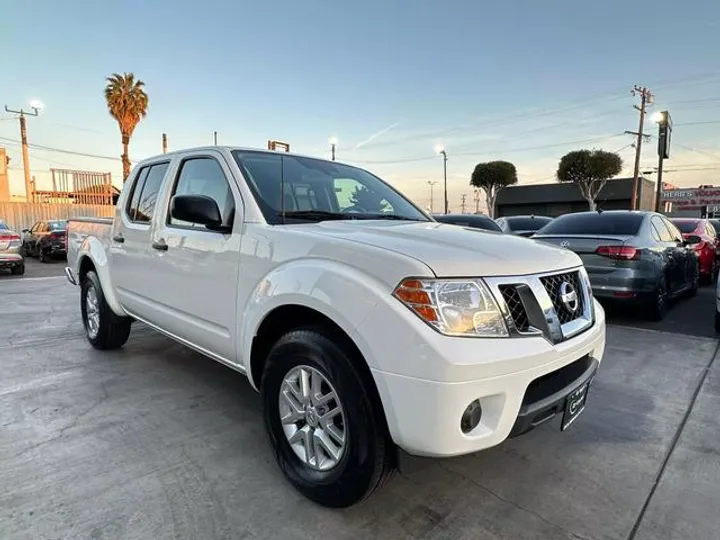 WHITE, 2019 NISSAN FRONTIER CREW CAB Image 7