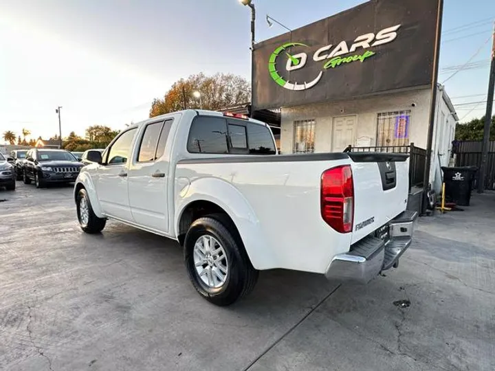 WHITE, 2019 NISSAN FRONTIER CREW CAB Image 4