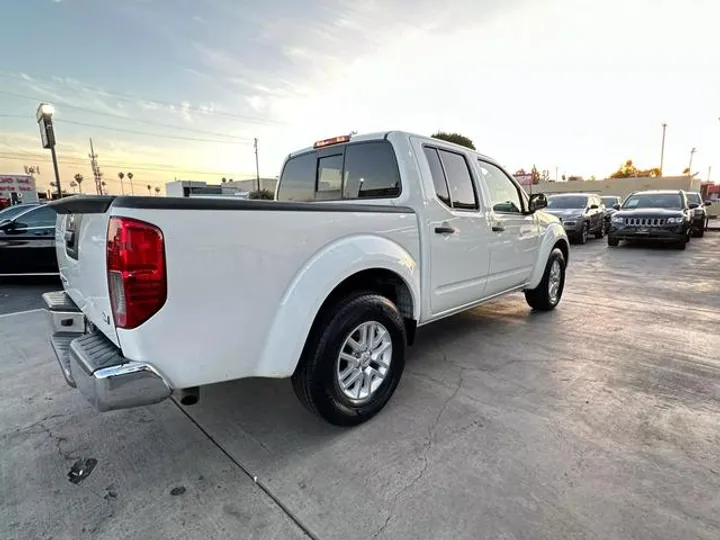 WHITE, 2019 NISSAN FRONTIER CREW CAB Image 6