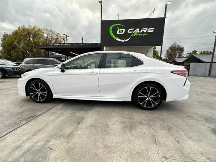 WHITE, 2018 TOYOTA CAMRY Image 3