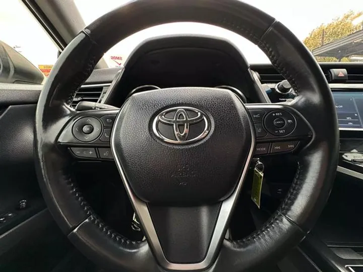 WHITE, 2018 TOYOTA CAMRY Image 14