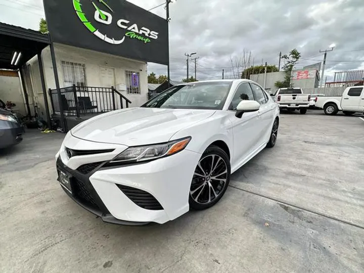 WHITE, 2018 TOYOTA CAMRY Image 2