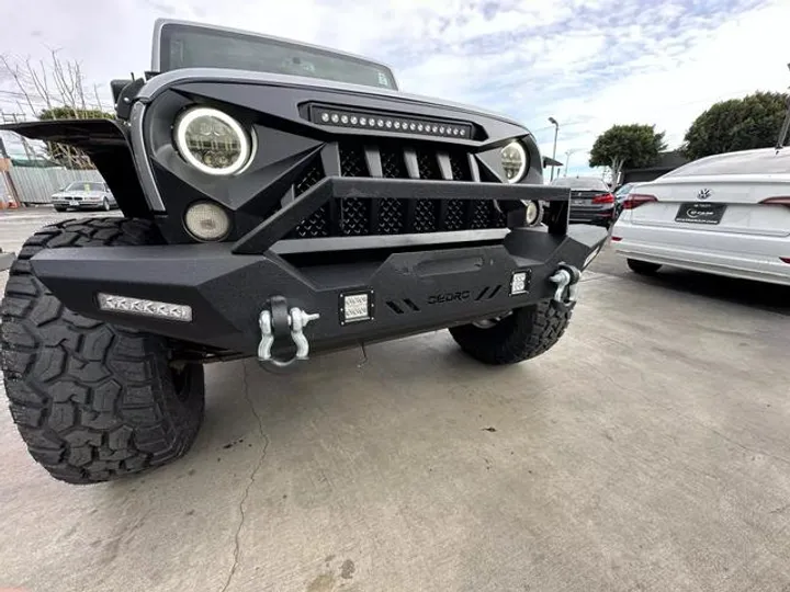 SILVER, 2018 JEEP WRANGLER UNLIMITED Image 9