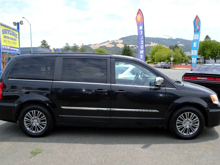 BLACK, 2014 CHRYSLER TOWN & COUNTRY Image 2