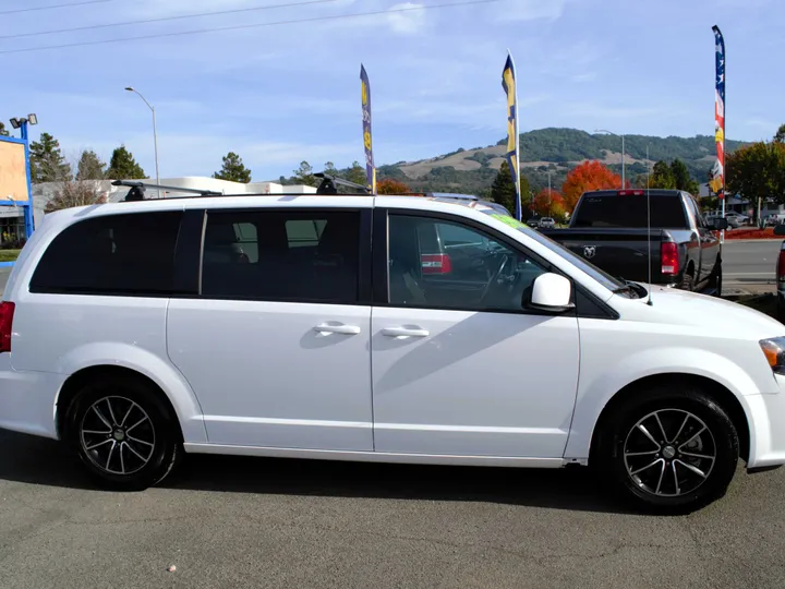 WHITE, 2018 DODGE GRAND CARAVAN PASSENGER Image 2