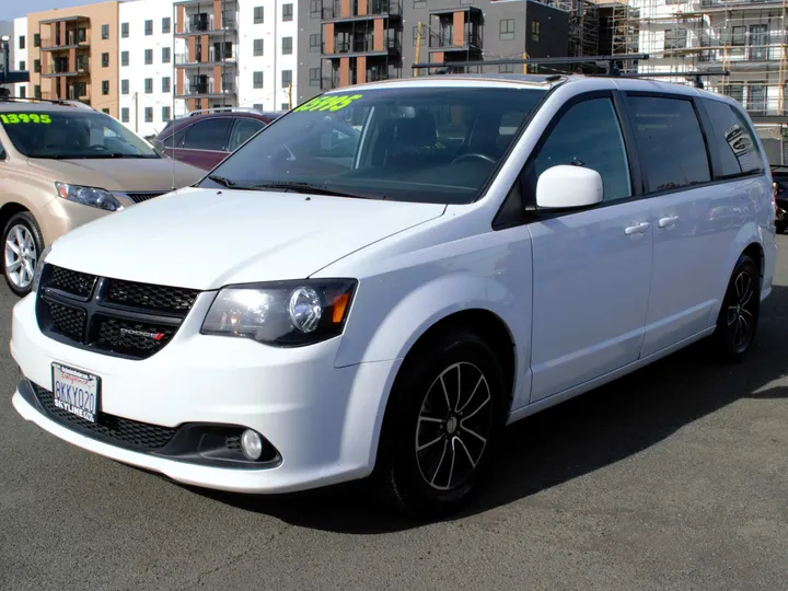 WHITE, 2018 DODGE GRAND CARAVAN PASSENGER Image 17