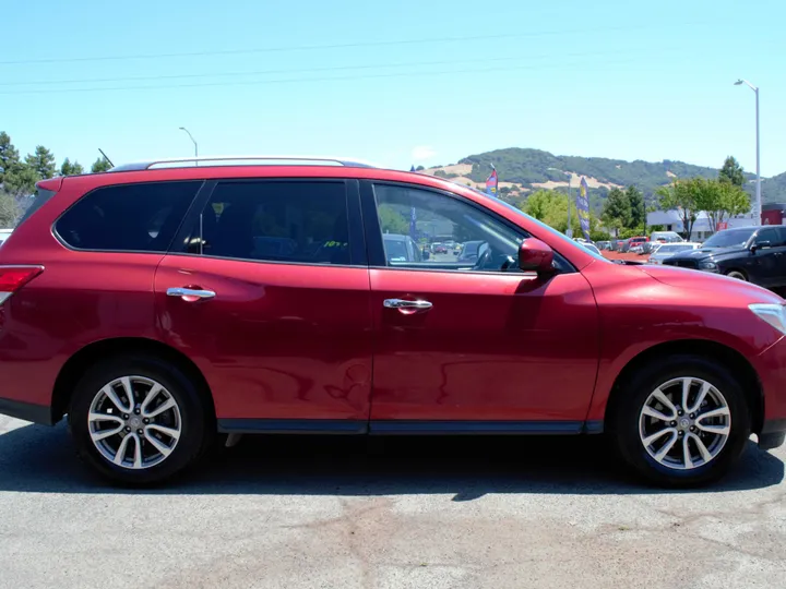 RED, 2015 NISSAN PATHFINDER Image 2