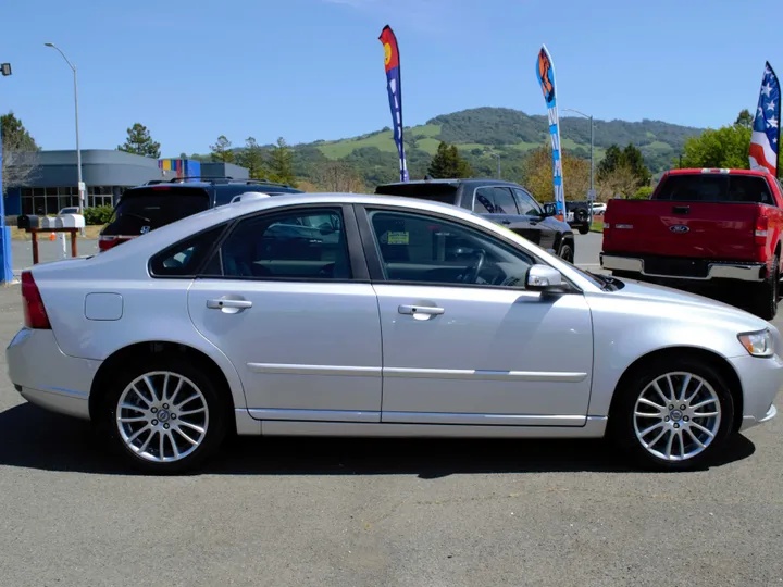 SILVER, 2010 VOLVO S40 Image 2