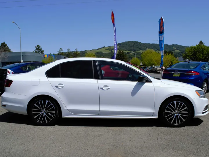 WHITE, 2016 VOLKSWAGEN JETTA Image 2