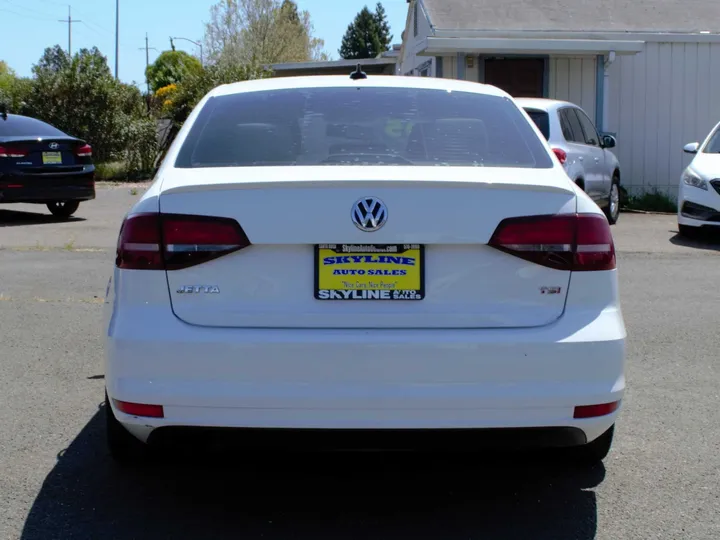 WHITE, 2016 VOLKSWAGEN JETTA Image 4