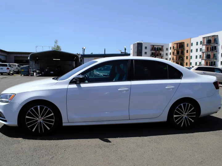 WHITE, 2016 VOLKSWAGEN JETTA Image 6