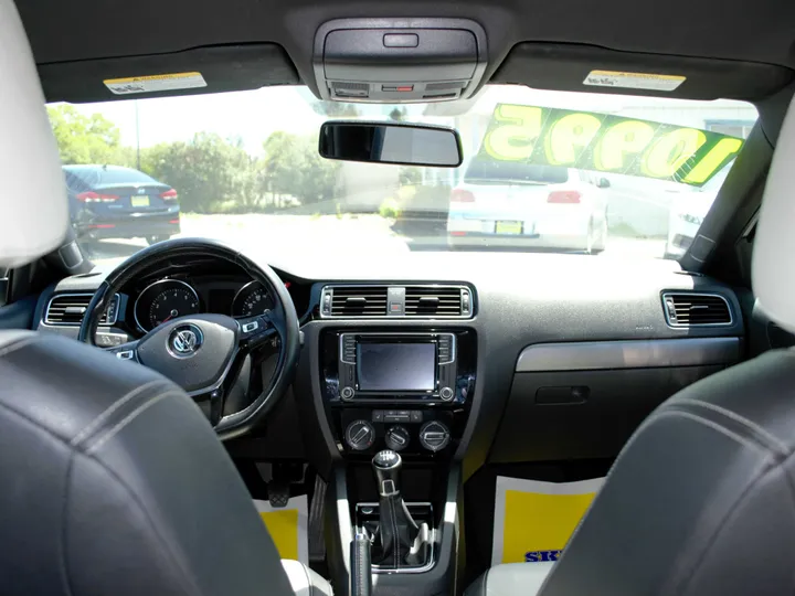 WHITE, 2016 VOLKSWAGEN JETTA Image 9