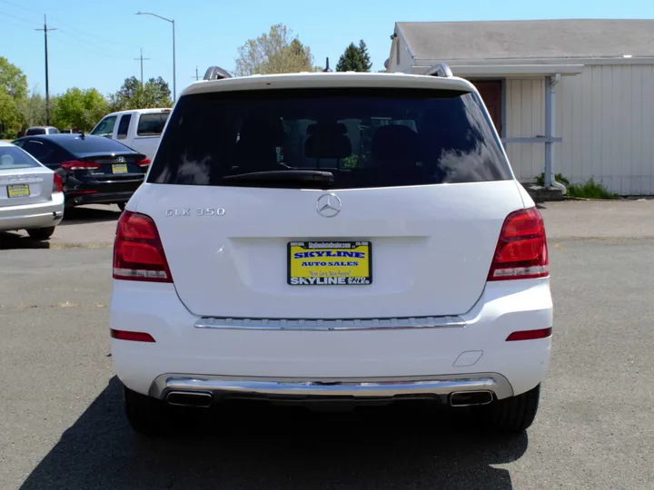 WHITE, 2015 MERCEDES-BENZ GLK-CLASS Image 4