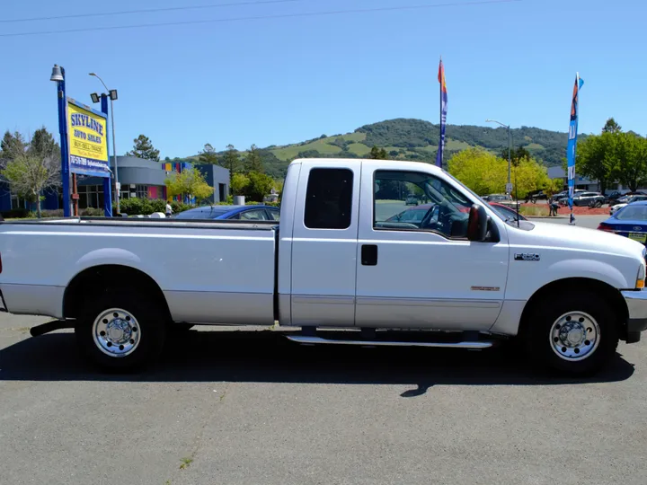 WHITE, 2003 FORD F250 SUPER DUTY SUPER CAB Image 2