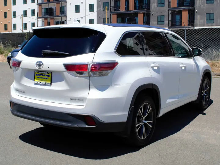 WHITE, 2016 TOYOTA HIGHLANDER Image 3