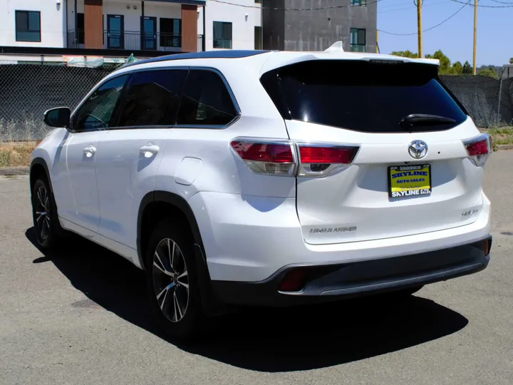 WHITE, 2016 TOYOTA HIGHLANDER Image 8