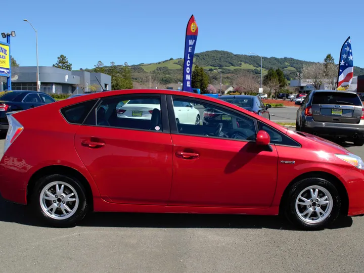 RED, 2010 TOYOTA PRIUS Image 2