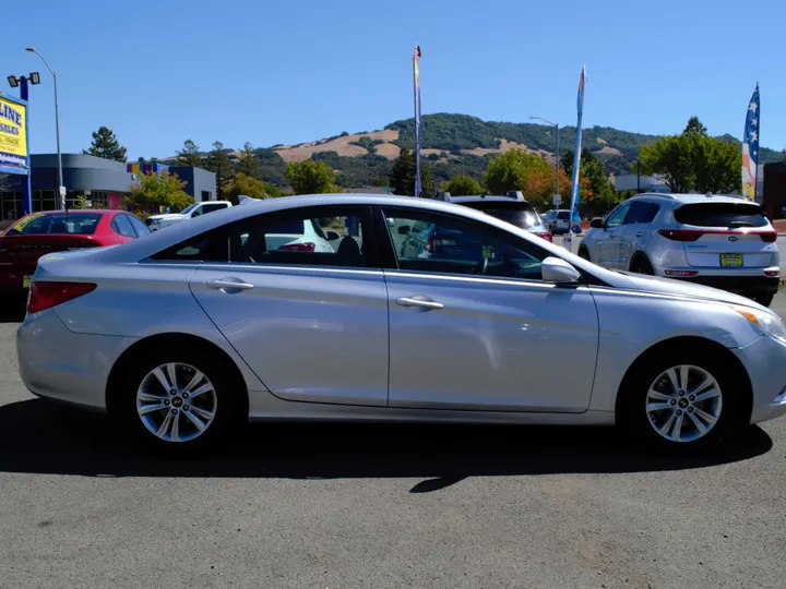 SILVER, 2013 HYUNDAI SONATA Image 2