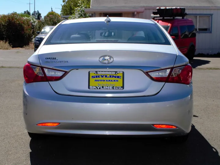 SILVER, 2013 HYUNDAI SONATA Image 4