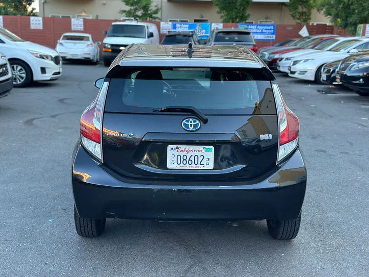 2016 TOYOTA PRIUS C Image 5