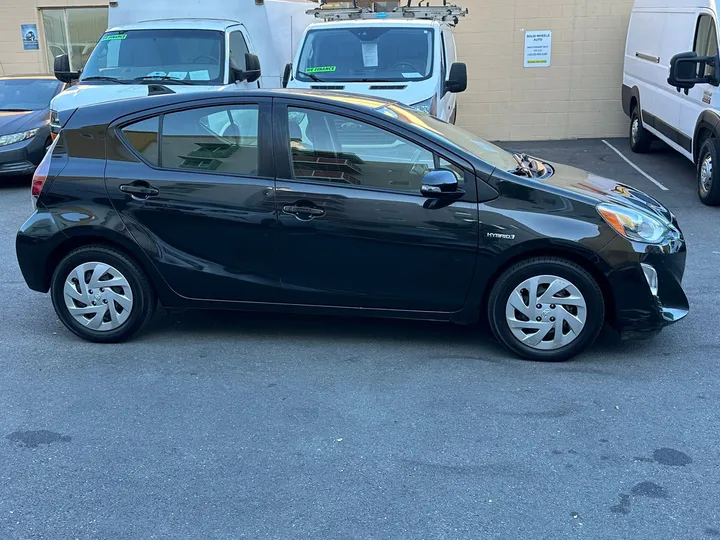 2016 TOYOTA PRIUS C Image 7