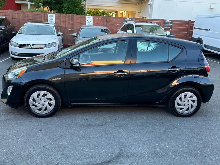 2016 TOYOTA PRIUS C Image 8
