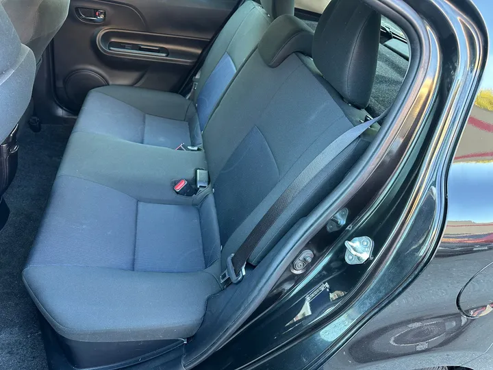 2016 TOYOTA PRIUS C Image 11