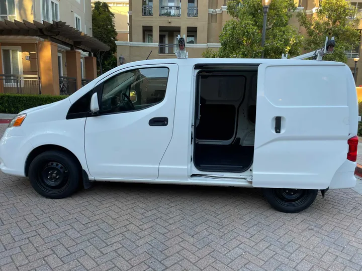 2017 NISSAN NV200 Image 8