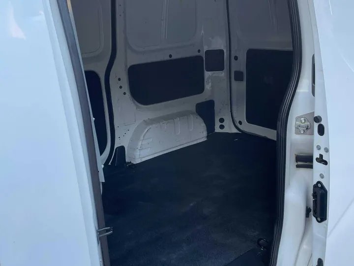 2017 NISSAN NV200 Image 9