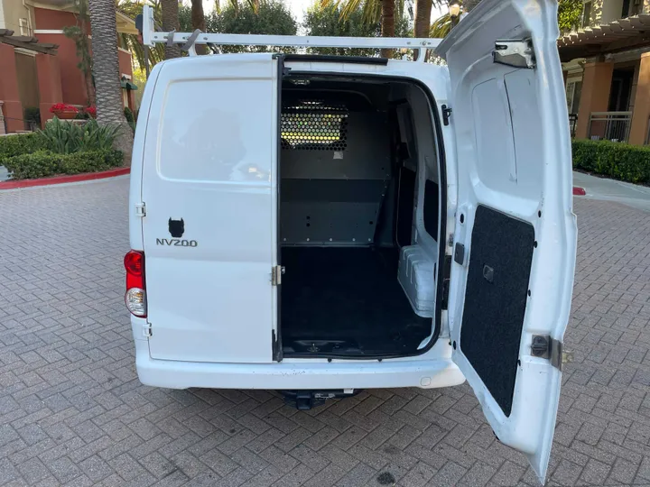 2017 NISSAN NV200 Image 11