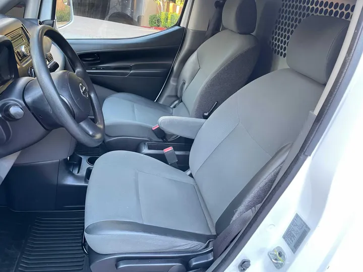 2017 NISSAN NV200 Image 17