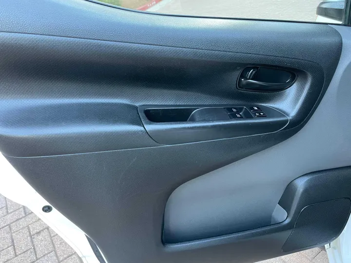 2017 NISSAN NV200 Image 18