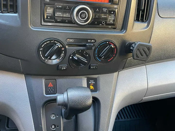 2017 NISSAN NV200 Image 20