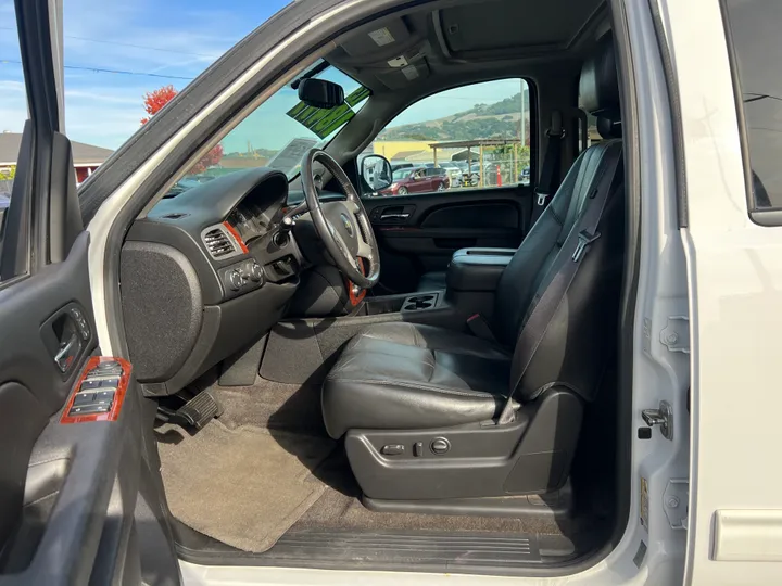 WHITE, 2013 CHEVROLET TAHOE Image 6