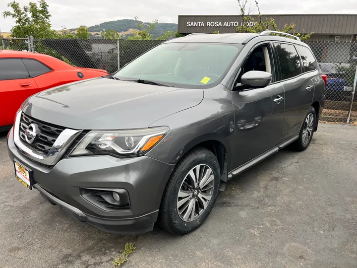 GRAY, 2017 NISSAN PATHFINDER Image 1