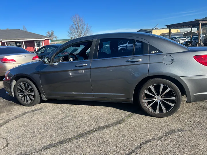 2012 CHRYSLER 200 Image 4