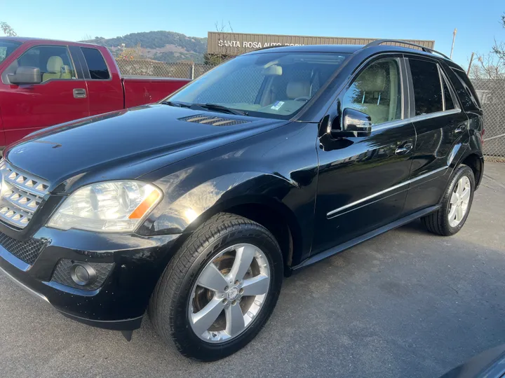 BLACK, 2011 MERCEDES-BENZ M-CLASS Image 2