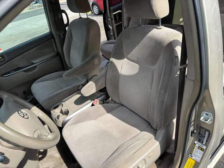N / A, 2008 TOYOTA SIENNA Image 4