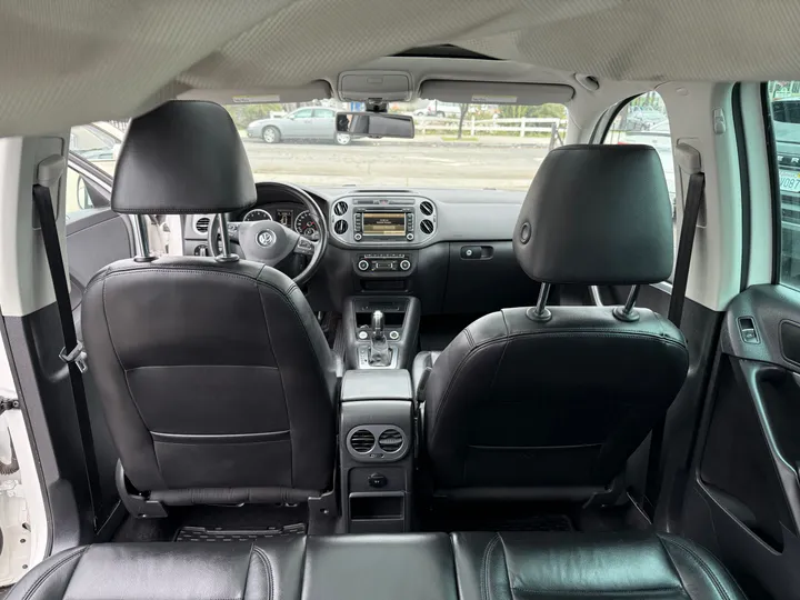 WHITE, 2012 VOLKSWAGEN TIGUAN Image 8