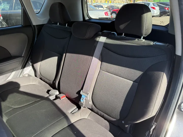 GRAY, 2016 KIA SOUL Image 6