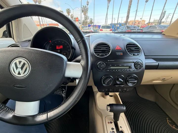 BEIGE, 2009 VOLKSWAGEN NEW BEETLE Image 8