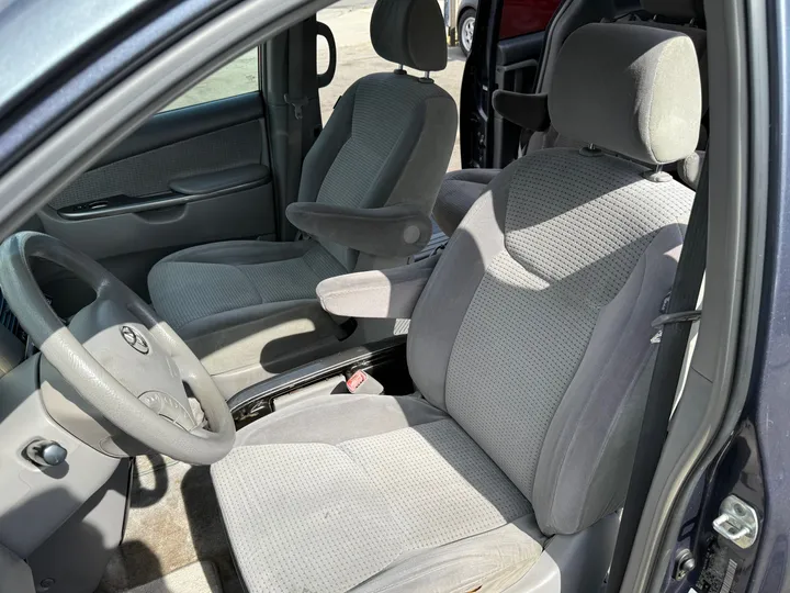 GRAY, 2006 TOYOTA SIENNA Image 5